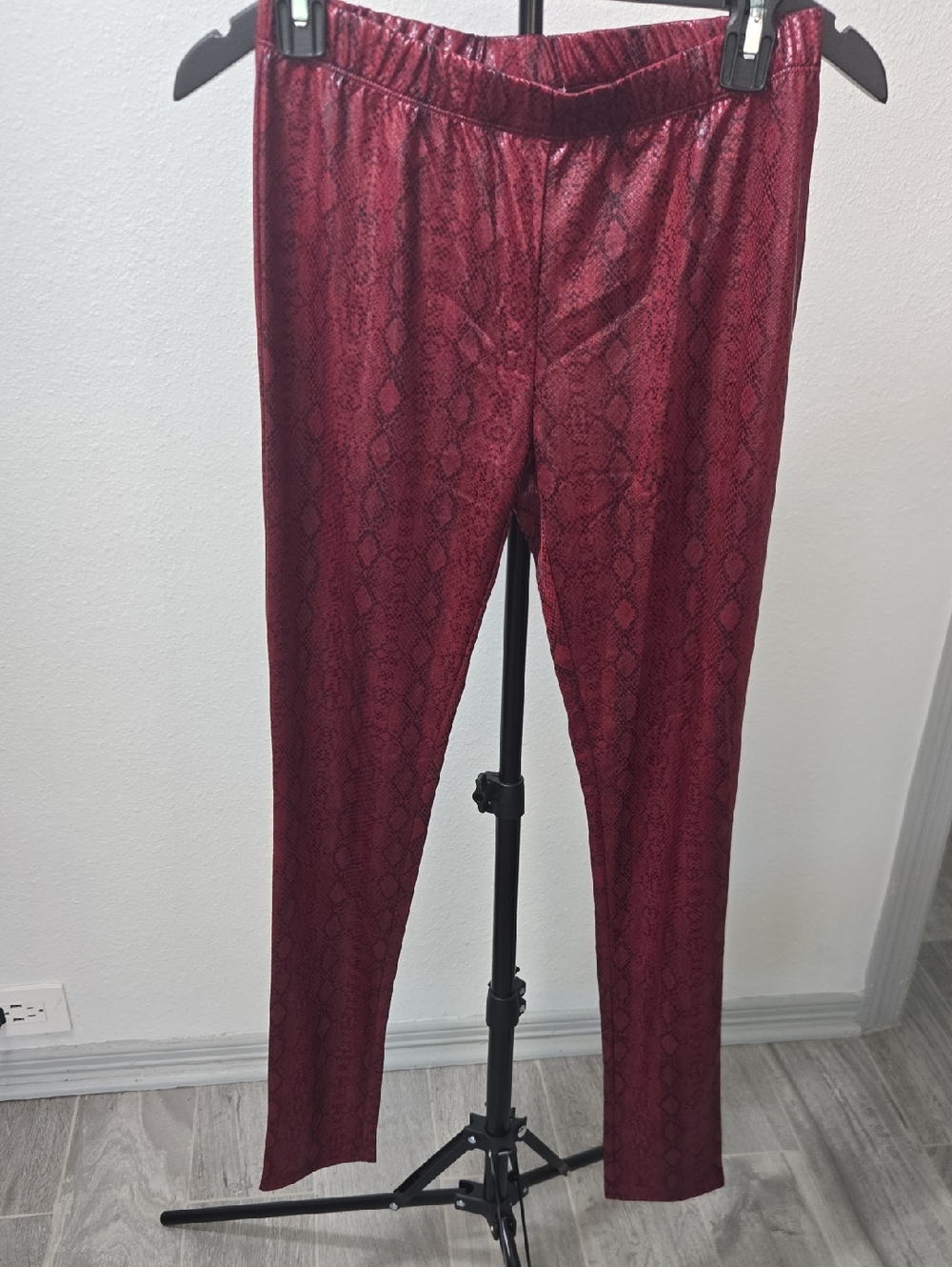 Romeo & Juliet Couture Red Snake-Print Leggings